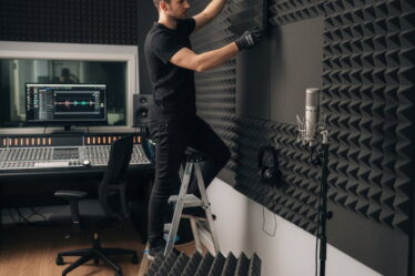 Como instalar espuma acústica sem danificar a parede ou o teto