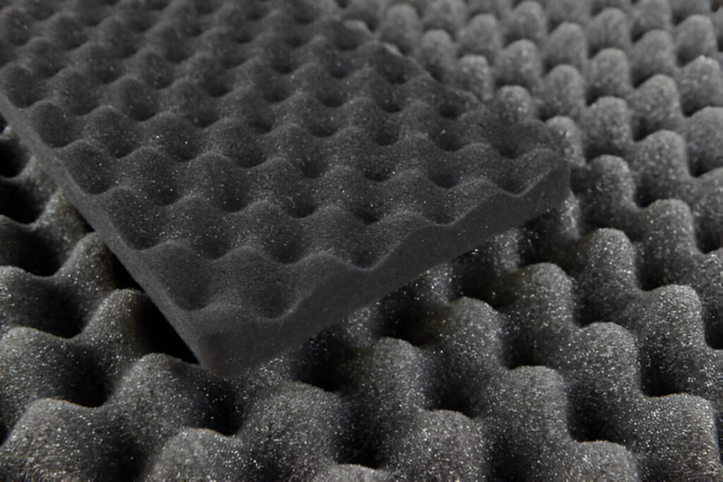 Espuma acústica anti ruído em escritórios: produtividade e bem-estar

