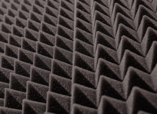 Espuma acústica anti ruído em escritórios: produtividade e bem-estar